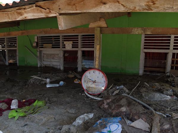 Lumpur Masih Tutupi Rumah Warga Usai Banjir Bandang