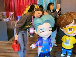 Luna Maya Ngefans Banget Sama BTS, Ini 10 Momen yang Jadi Buktinya