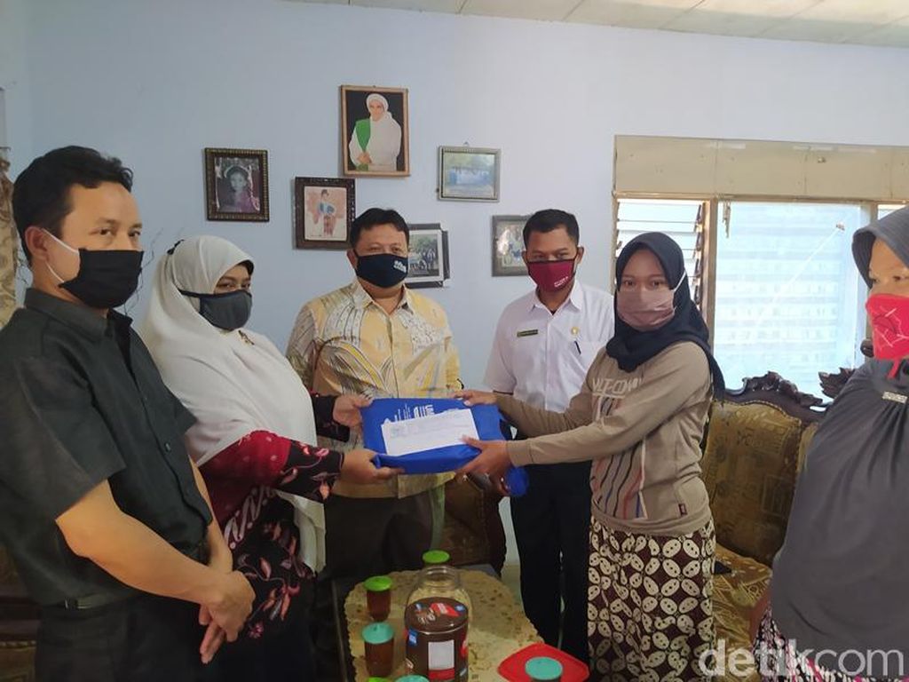 Mahasiswi yang Kuliah Daring di Pinggir Jalan Diganjar Penghargaan Mahasiswi yang Kuliah Daring di Pinggir Jalan Diganjar Penghargaan