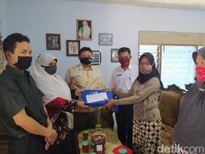 Mahasiswi yang Kuliah Daring di Pinggir Jalan Diganjar Penghargaan Mahasiswi yang Kuliah Daring di Pinggir Jalan Diganjar Penghargaan
