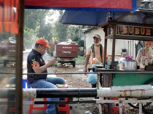 Penjual Bubur Ayam Ini Curhat ke Ketua MPR soal Dampak Corona
