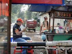 Penjual Bubur Ayam Ini Curhat ke Ketua MPR soal Dampak Corona