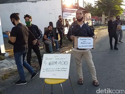 Terdampak COVID-19, Musisi Kafe di Surabaya Galang Dana Lewat Ngamen