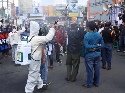 Nekat Unjuk Rasa, Demonstran di Jember Disemprot Disinfektan