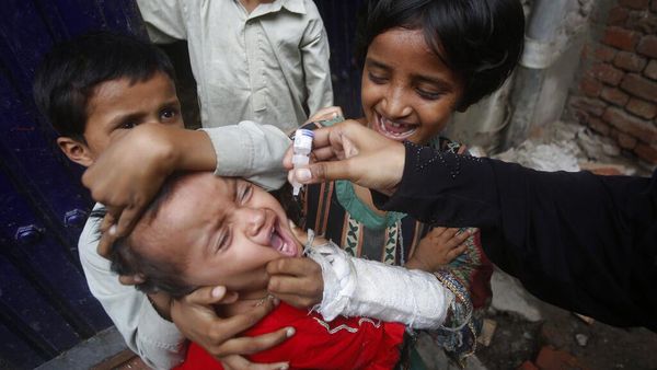 Upaya Petugas Medis Beri Vaksin Polio ke Anak-anak Pakistan