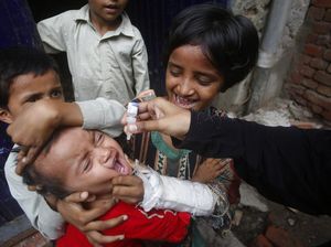 Upaya Petugas Medis Beri Vaksin Polio ke Anak-anak Pakistan