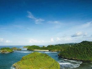 5 Pesona Pantai Kasap (Raja Ampatnya Jawa), Rute, dan Harga Tiket Masuk