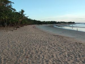 Turis Lokal Diviralkan Saat Minum Miras di Pantai Kuta, Ini Kata Desa Adat