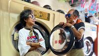 Pasangan Lansia Viral, Bergaya Modis dengan Baju Laundry yang Tidak Diambil