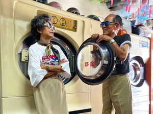 Pasangan Lansia Viral, Bergaya Modis dengan Baju Laundry yang Tidak Diambil