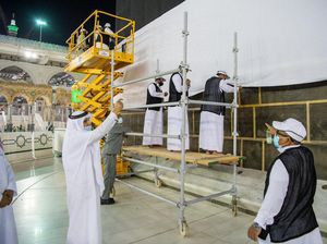 Potret Pengangkatan Kiswah Kakbah dengan Protokol Kesehatan