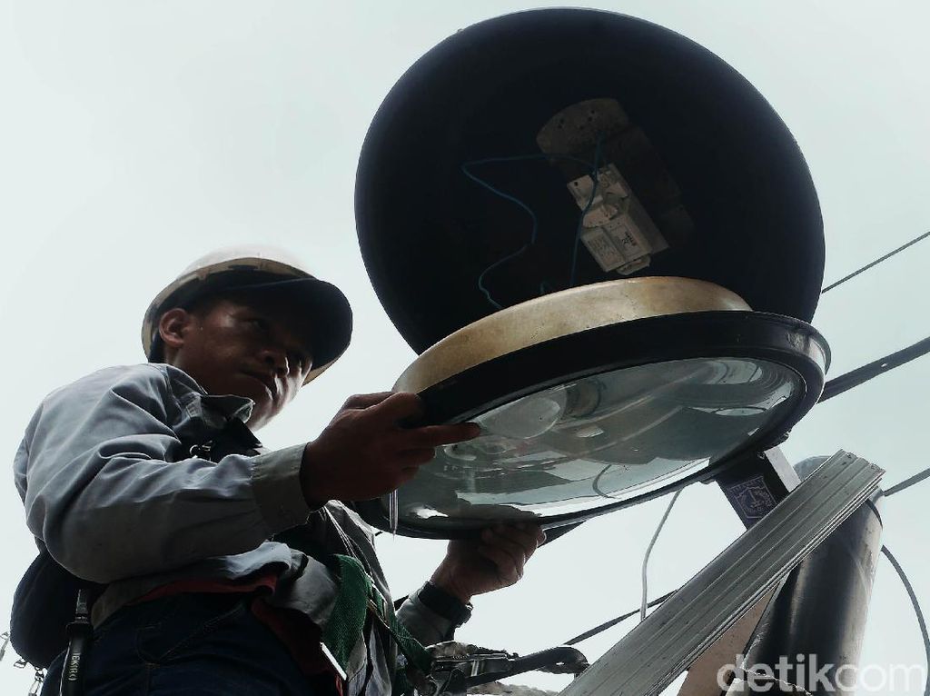 Warga Pasarkliwon Solo Keluhkan Lampu Jalan Umum yang Padam