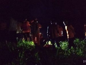 Seorang Wanita Misterius Terjun ke Sungai dari Atas Jembatan di Madiun