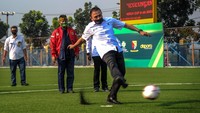 Ketua Umum PSSI M. Iriawan menendang bola ke arah gawang sebagai tanda diresmikannya lapangan.