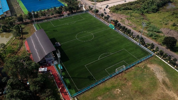 PERESMIAN LAPANGAN UNTUK LATIHAN PIALA DUNIA U 20 Ketua Umum PSSI M. Iriawan menendang bola ke arah gawang saat peresmian lapangan untuk latihan yang diberi nama