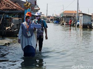 Melihat Perjuangan Petugas Coklit Pilkada Terabas Rob di Demak