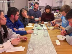 Ramai Klepon Tidak Islami, Bule-bule Ini Justru Ketagihan Klepon!