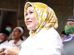 Didoakan dan Didukung Ulama, Ratu Tatu Menangis Haru