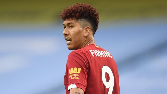 MANCHESTER, ENGLAND - JULY 02: Roberto Firmino of Liverpool is looks on with red hair during the Premier League match between Manchester City and Liverpool FC at Etihad Stadium on July 02, 2020 in Manchester, England. Football Stadiums around Europe remain empty due to the Coronavirus Pandemic as Government social distancing laws prohibit fans inside venues resulting in all fixtures being played behind closed doors. (Photo by Peter Powell/Pool via Getty Images)