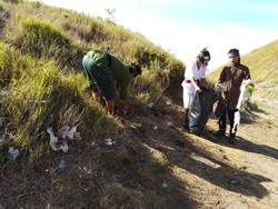 Berkostum Unik, Pemuda Lereng Merapi Ini Kampanye Bersih-bersih Gunung