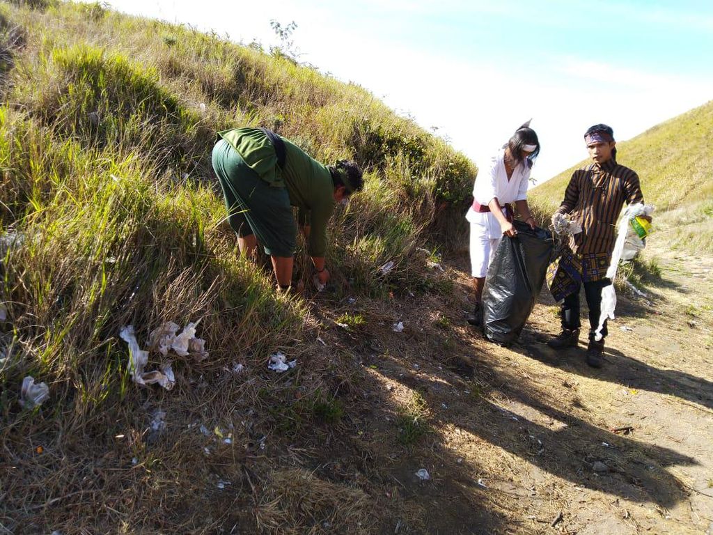 Berkostum Unik, Pemuda Lereng Merapi Ini Kampanye Bersih-bersih Gunung Berkostum Unik, Pemuda Lereng Merapi Ini Kampanye Bersih-bersih Gunung