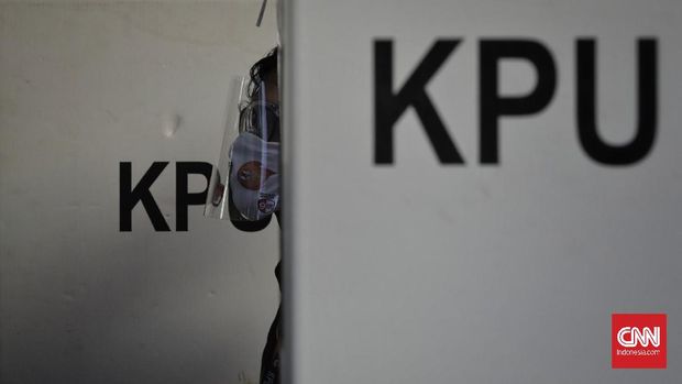 Petugas melakukan Simulasi Pemungutan Suara Pemilihan Serentak 2020 dengan Penerapan Protokol Kesehatan Covid-19, di Kantor Pusat KPU. Jakarta, 22 Juli 2020. Kegiatan simulasi ini merupakan sarana uji coba penerapan aturan pemungutan suara dlm PKPU 6/2020. (CNN Indonesia/ Adhi Wicaksono)