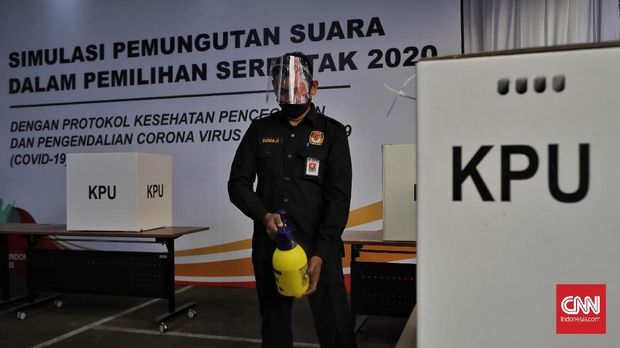 Petugas melakukan Simulasi Pemungutan Suara Pemilihan Serentak 2020 dengan Penerapan Protokol Kesehatan Covid-19, di Kantor Pusat KPU. Jakarta, 22 Juli 2020. Kegiatan simulasi ini merupakan sarana uji coba penerapan aturan pemungutan suara dlm PKPU 6/2020. (CNN Indonesia/ Adhi Wicaksono)