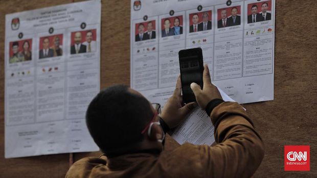 Petugas melakukan Simulasi Pemungutan Suara Pemilihan Serentak 2020 dengan Penerapan Protokol Kesehatan Covid-19, di Kantor Pusat KPU. Jakarta, 22 Juli 2020. Kegiatan simulasi ini merupakan sarana uji coba penerapan aturan pemungutan suara dlm PKPU 6/2020. (CNN Indonesia/ Adhi Wicaksono)