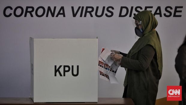 Petugas melakukan Simulasi Pemungutan Suara Pemilihan Serentak 2020 dengan Penerapan Protokol Kesehatan Covid-19, di Kantor Pusat KPU. Jakarta, 22 Juli 2020. Kegiatan simulasi ini merupakan sarana uji coba penerapan aturan pemungutan suara dlm PKPU 6/2020. (CNN Indonesia/ Adhi Wicaksono)
