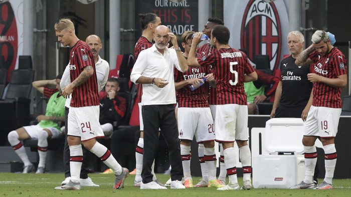 AC Milans manager Stefano Pioli, centre gives instructions to his players during a break of a Serie A soccer match between AC Milan and Parma, at the San Siro stadium in Milan, Italy, Wednesday, July 15, 2020. (AP Photo/Luca Bruno)