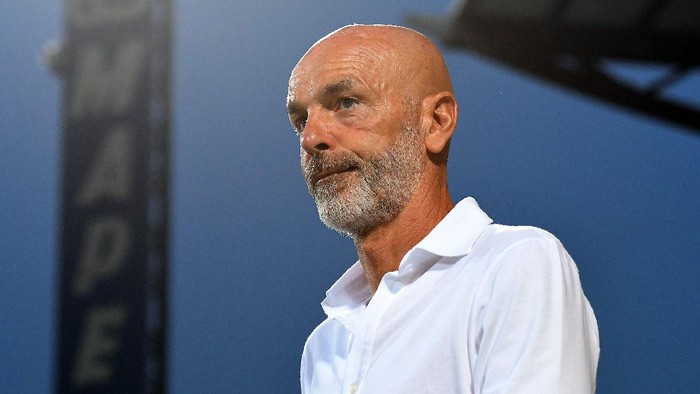 REGGIO NELLEMILIA, ITALY - JULY 21: Stefano Pioli head coach of AC Milan looks on before the Serie A match between US Sassuolo and AC Milan at Mapei Stadium - Città del Tricolore on July 21, 2020 in Reggio nellEmilia, Italy. (Photo by Alessandro Sabattini/Getty Images)