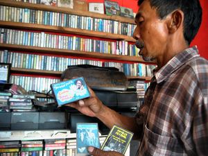 Dear Kolektor, Yuk Merapat ke Terminal Musik Djadoel di Bogor