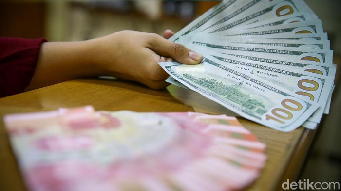 Top! Rupiah Meroket Jadi Juara Asia Melanjutkan tren positif sejak Selasa kemarin, nilai tukar rupiah menguat melawan dolar AS.