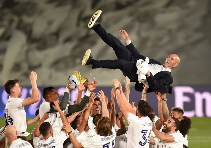 MADRID, SPAIN - JULY 16: (Alternate crop of #1256566060) Real Madrid head coach Zinedine Zidane is thrown up in the air by his players after Madrid secure the La Liga title during the Liga match between Real Madrid CF and Villarreal CF at Estadio Alfredo Di Stefano on July 16, 2020 in Madrid, Spain. (Photo by Denis Doyle/Getty Images)