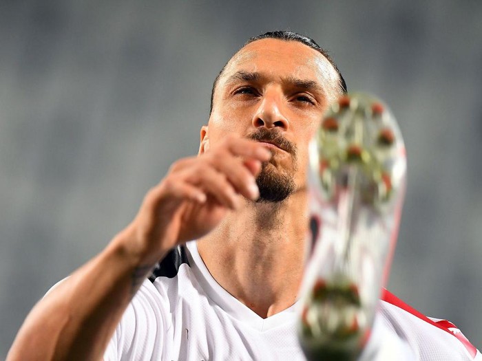 REGGIO NELL'EMILIA, ITALY - JULY 21: Zlatan Ibrahimovic of AC Milan during the Serie A match between US Sassuolo and AC Milan at Mapei Stadium - Città del Tricolore on July 21, 2020 in Reggio nell'Emilia, Italy. (Photo by Alessandro Sabattini/Getty Images)