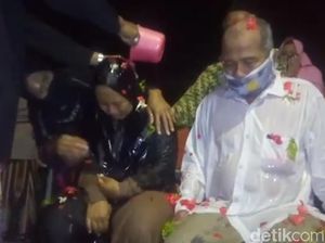 Akhirnya Pulang, Ibu Pelajar SMA yang Rawat 2 Adik Disambut Mandi Kembang Akhirnya Pulang, Ibu Pelajar SMA yang Rawat 2 Adik Disambut Mandi Kembang