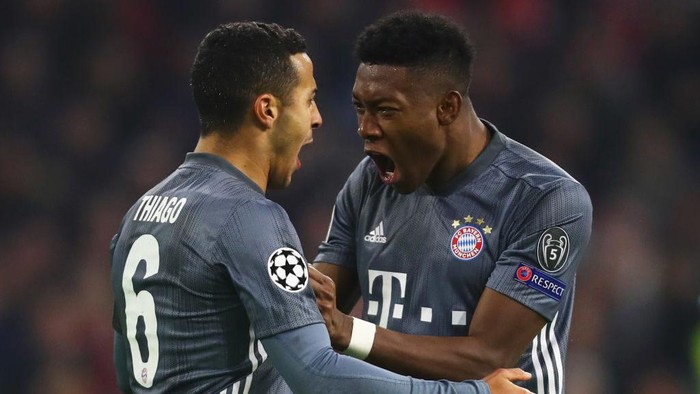 AMSTERDAM, NETHERLANDS - DECEMBER 12:  Thiago Alcantara (L) of Bayern Muenchen celebrates winning a penalty with David Alaba (R) during the UEFA Champions League Group E match between Ajax and FC Bayern Munich at Johan Cruyff Arena on December 12, 2018 in Amsterdam, Netherlands.  (Photo by Dean Mouhtaropoulos/Getty Images)