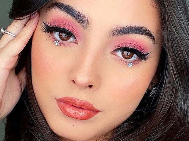 Fenty Beauty Snap Shadows 4 in Rose menghasilkan tampilan makeup untuk tampak awet muda yang nuansanya romantis