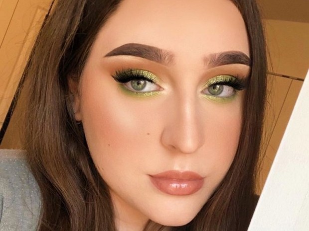 makeup untuk tampak awet muda bisa didapat dengan makeup pastel yang menyesuaikan warna mata, misalnya pakai Snap Shadows 8 in Pastel Frost dari Fenty Beauty untuk pemilik mata hijau