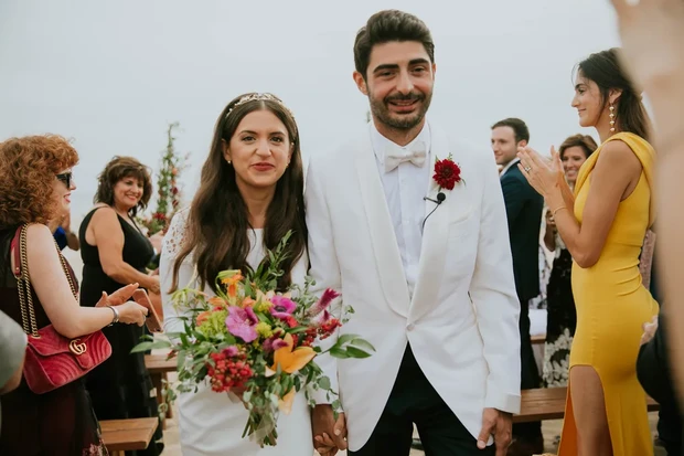 Hindari Bersalaman agar tetap aman.