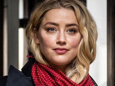 Foto: Amber Heard Selalu Pakai Syal Merah di Sidang Johnny Depp, Ini Artinya