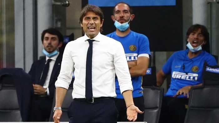 MILAN, ITALY - JULY 22:  FC Internazionale coach Antonio Conte shouts to his players during the Serie A match between FC Internazionale and ACF Fiorentina at Stadio Giuseppe Meazza on July 22, 2020 in Milan, Italy.  (Photo by Marco Luzzani/Getty Images)