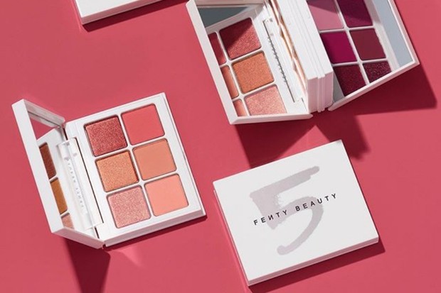 palet eyeshadow pastel dari Fenty Beauty shade nomor 5 atau Peach bisa dipakai sebagai makeup untuk tampak awet muda