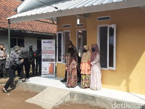 Bahagianya Enih Melihat Rumahnya yang Dulu Ambruk Kembali Kokoh