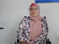 Kisah Inspiratif Perias Berkursi Roda dari Bandung, Rela Ngesot Demi Dandani Klien