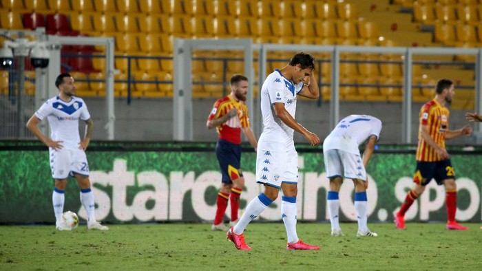 LECCE, ITALY - JULY 22: Players of Brescia show thier dejection  the Serie A match between US Lecce and  Brescia Calcio at Stadio Via del Mare on July 22, 2020 in Lecce, Italy. (Photo by Maurizio Lagana/Getty Images)