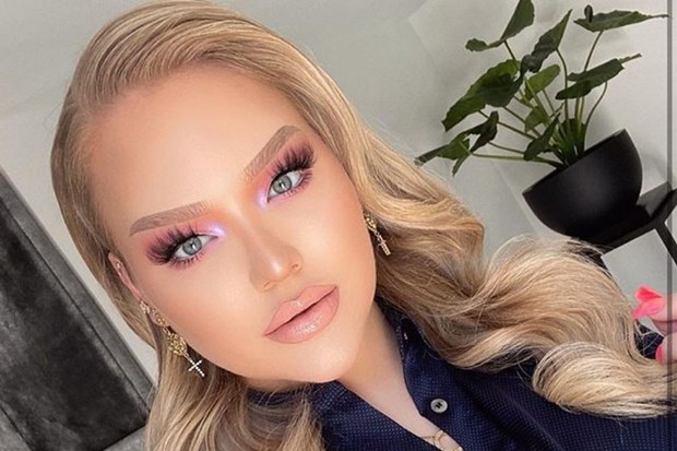 paduan paletl eyeshadow Pastel Lilac dari Huda Beauty dan lip gloss Vivid Hot Lacquer in Tease dari Maybelline cocok dipakai sebagai makeup untuk tampak awet muda