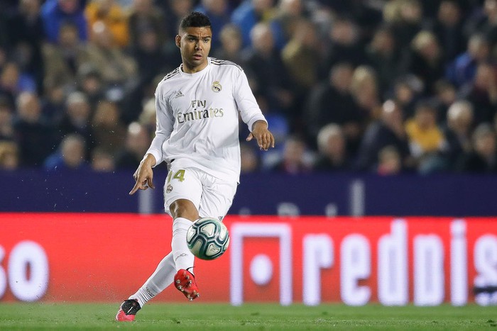 Casemiro VALENCIA, SPAIN - FEBRUARY 22: Casemiro of Real Madrid pass the ball during the Liga match between Levante UD and Real Madrid CF at Ciutat de Valencia on February 22, 2020 in Valencia, Spain. (Photo by Eric Alonso/Getty Images)