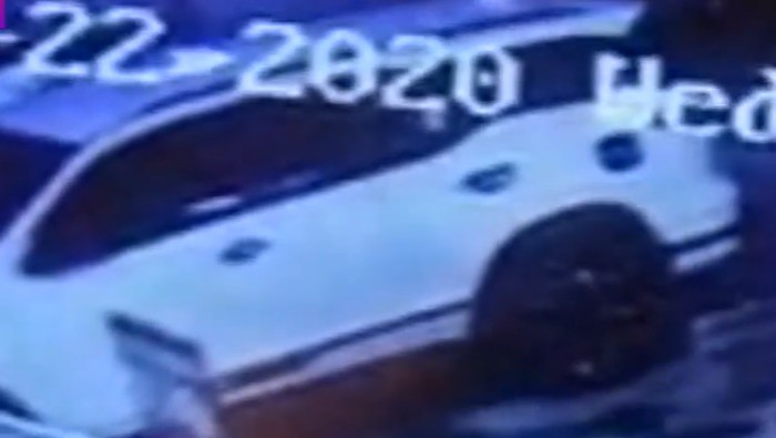 Mobil pengusaha Zen Zanuar dibobol di kawasan Kemang, Jaksel. Tas Gucci berisi cek Rp 43 miliar dan barang berharga lainnya yang disimpan di dalam mobil, raib digondol pelaku.