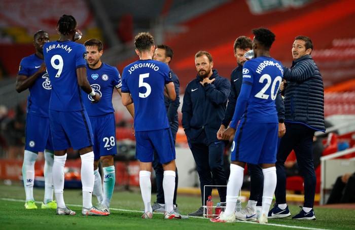 LIVERPOOL, ENGLAND - JULY 22: Frank Lampard, Manager of Chelsea speaks with players during a drinks break in the Premier League match between Liverpool FC and Chelsea FC at Anfield on July 22, 2020 in Liverpool, England. Football Stadiums around Europe remain empty due to the Coronavirus Pandemic as Government social distancing laws prohibit fans inside venues resulting in all fixtures being played behind closed doors. (Photo by Phil Noble/Pool via Getty Images)